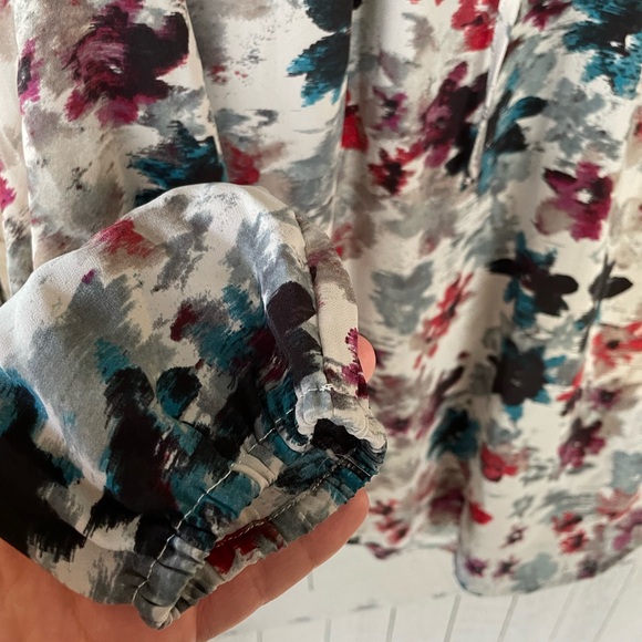 Jack BB Dakota Floral V Neck Top - Picture 2 of 6